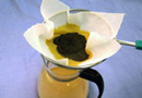なかなか使いきれない紅茶の葉。鍋で人数分を沸かして、リード クッキングペーパーで簡単にこせるから、本格的なミルクティーを手軽に味わえます。こし器がないときはザルにペーパーを敷いて。