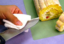 ケーキや太巻き寿司、チーズなどを包丁で切るときに。湿らせたペーパーで包丁の汚れをふきながら切ると、キレイに切れます。