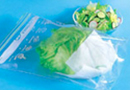 野菜の下に敷いて、余分な水分を吸収し、雑菌の繁殖を防ぎます。またクッション材代わりになり、傷みを防ぎます。